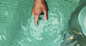 Acabar con las algas y el agua verde de tu piscina con la cloración salina